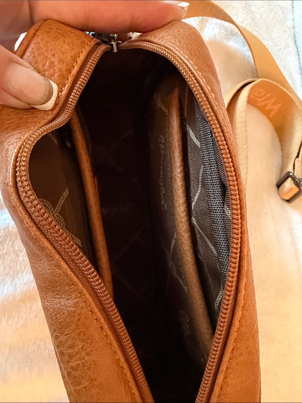 Wrangler Tan Compact Messenger Crossbody Bag - Picture 4 of 6